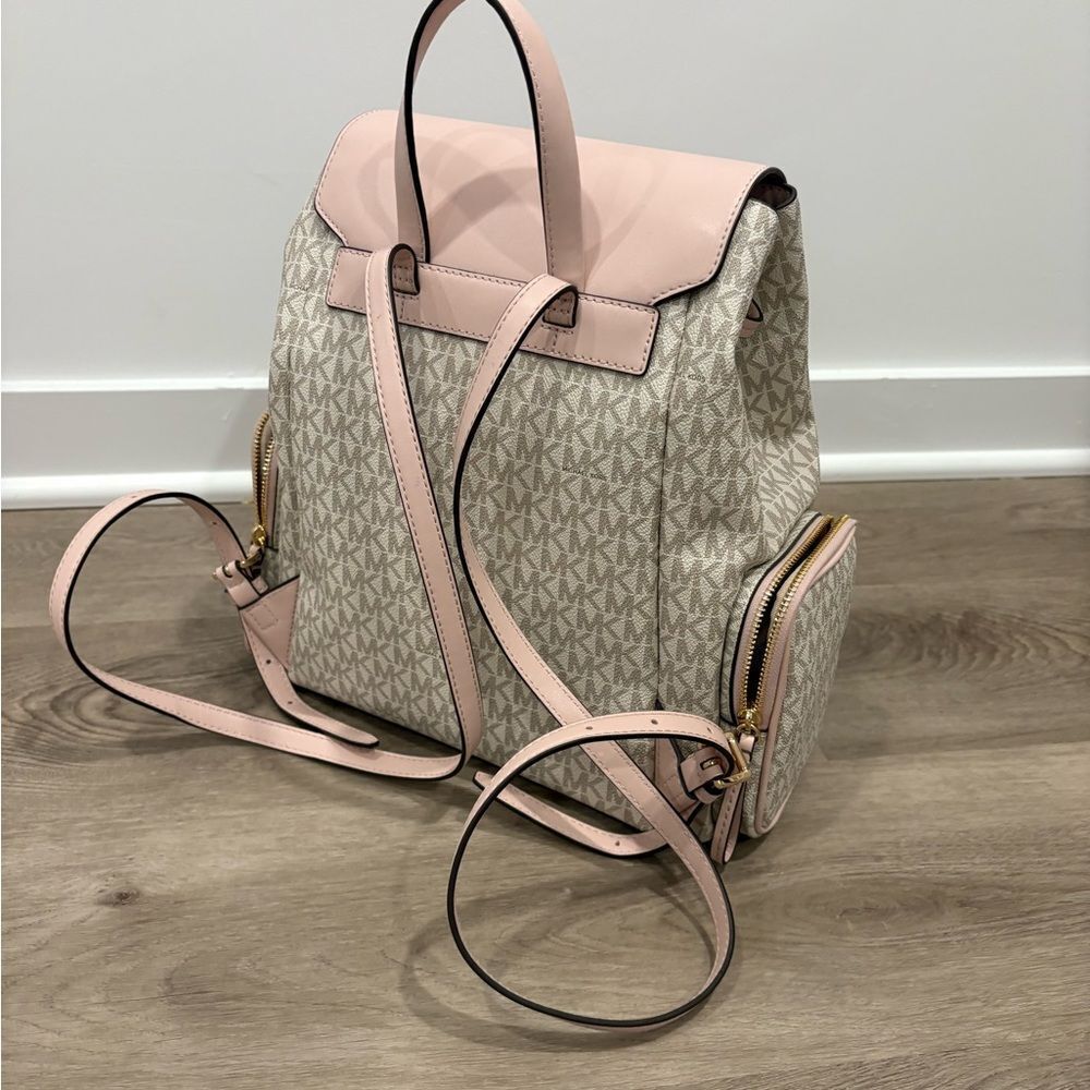 MICHAEL KORS
Jet Set Large Logo Backpack - Picture 9 of 9
